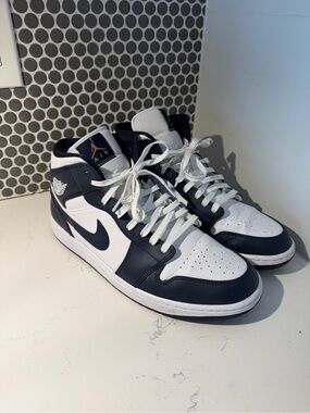 Nike Air Jordan 1 Mid Obsidian White Metallic Gold 554724-174 Size 12